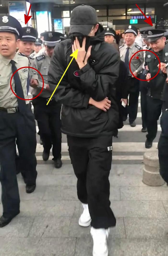 冯绍峰|网红出行阵仗大过明星，十名保镖贴身护驾，生图曝光真实颜值