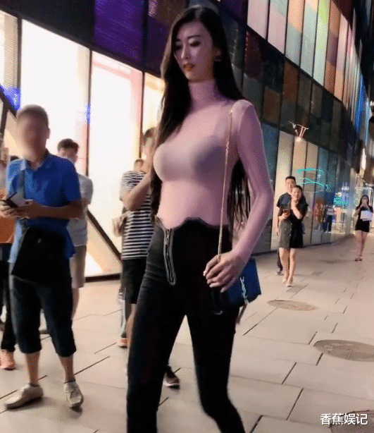 明星|女子现身街头引发围观,身材高挑近1米9,身材出众如“萤火虫”