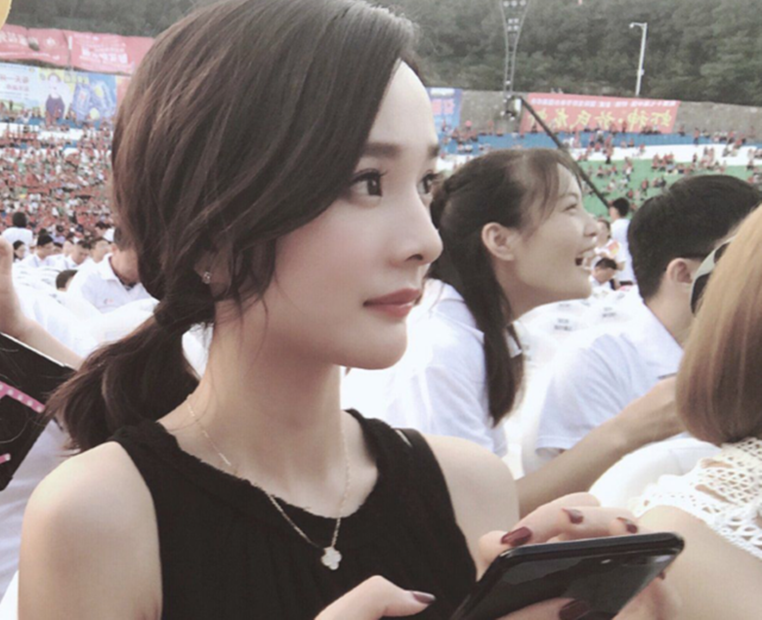 杨幂|花6年时间整成“杨幂”，嫁入豪门生一娃，孩子暴露真实颜值了吗