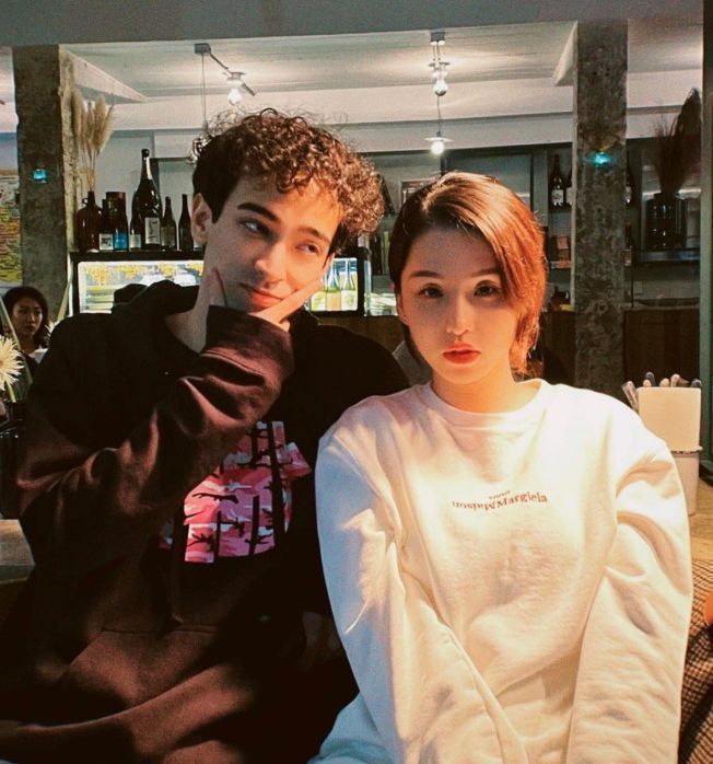 韦唯|58岁歌手韦唯晒近况，身材消瘦认不出，感叹外面风景真好