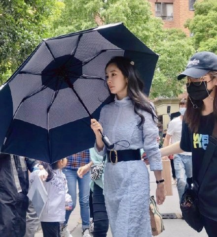 杨幂|杨幂拍戏遭围观，态度高冷惹路人“不满”，获专人撑伞换鞋排场大