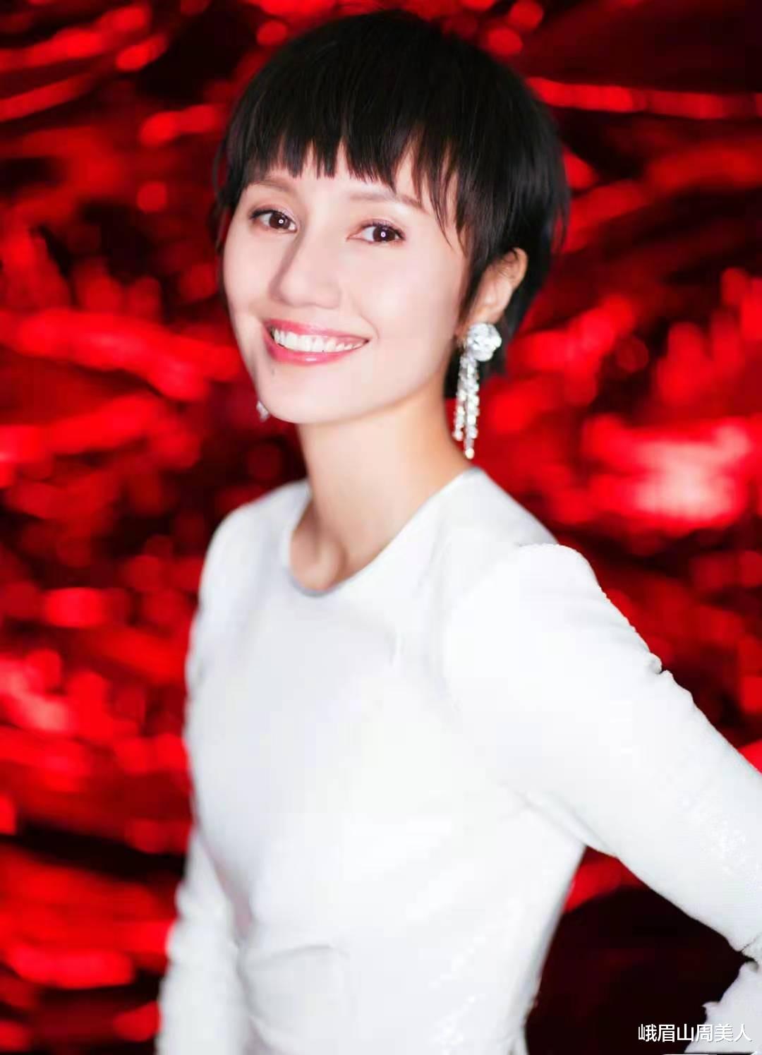 赵露思|?女人过了45岁尽量别留长发、烫卷发！推荐这5款发型，太减龄