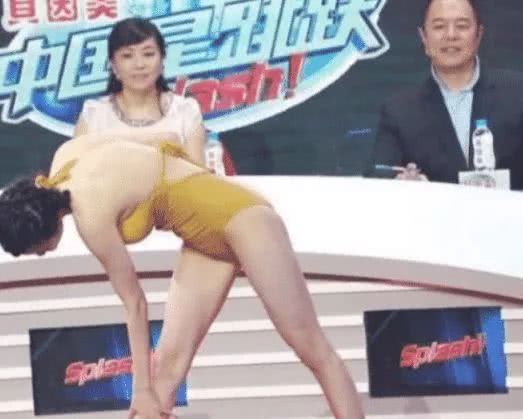 张铁林|女星跳水如此做作, 张铁林全程看着, 当评委还是选妃子?