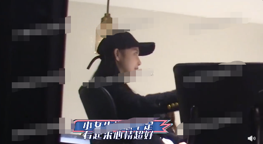 宣云|潘玮柏携娇妻看画展，宣云双手遮肚被疑怀孕，官宣超一年仍无合照