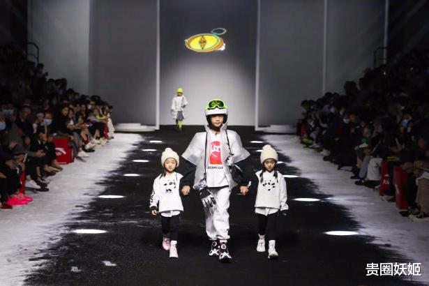 杨威|杨威双胞胎女儿首秀，4岁欢欢乐乐与哥哥手牵手走秀，高冷气场足