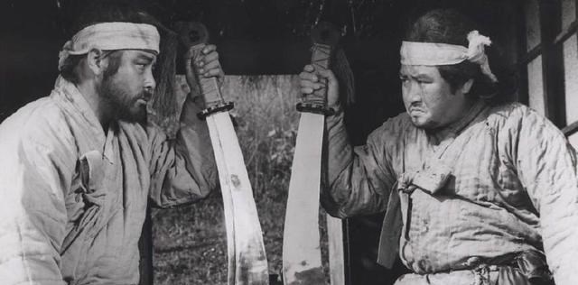 刽子手|古代死囚吃“断头饭”时，为什么会在碗底放一块腥臭生肉呢？