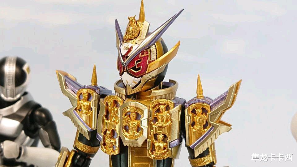 acgn漫评|假面骑士崇皇时王玩梗图：非酋庄吾抽卡现场 中了但是没完全中