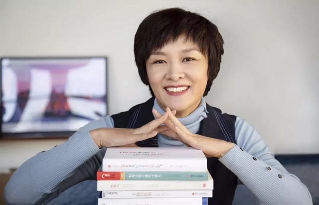 李小萌|前央视主持人李小萌，老公是谁已成谜，她女儿九岁啦，长相不及妈