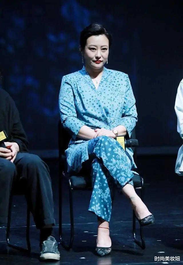 时尚美妆妞|又被郝蕾的气质折服,穿花西装配阔腿裤亮相,不土反而很贵气