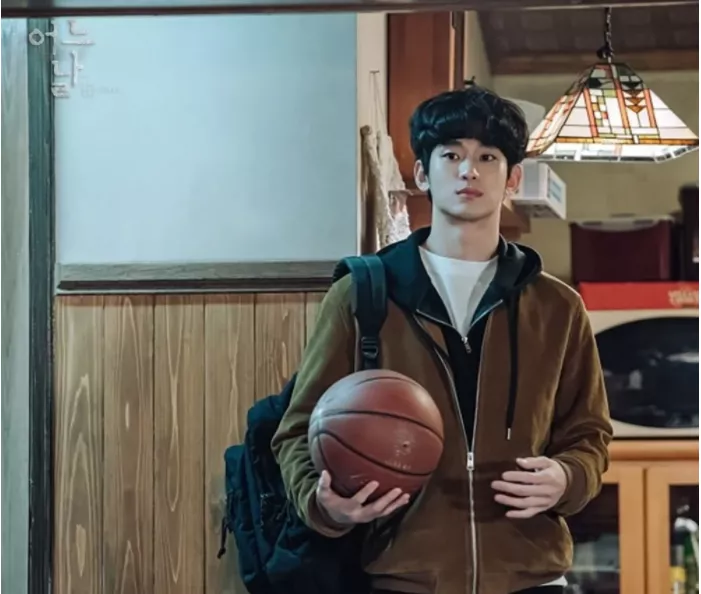 金秀贤|金秀贤新剧《某一天》曝光，33岁扮清纯大学生毫无违和感！