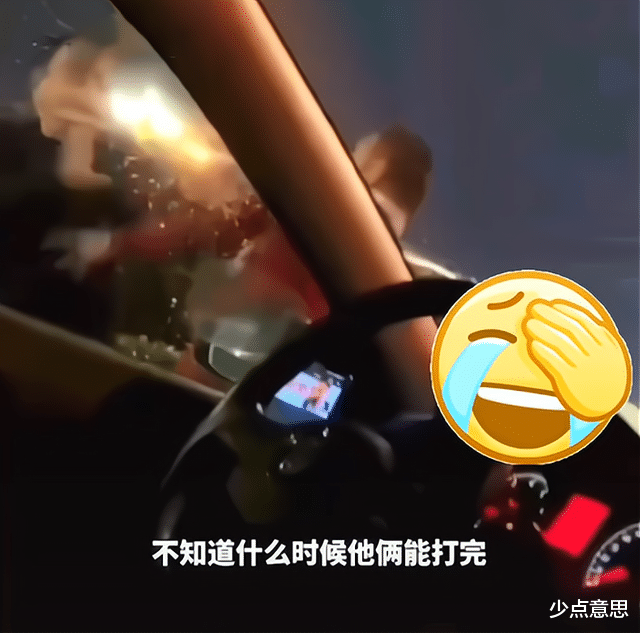 黑龙江:司机半道下车打架,乘客坐车内看热闹:“还给我打着表呢”