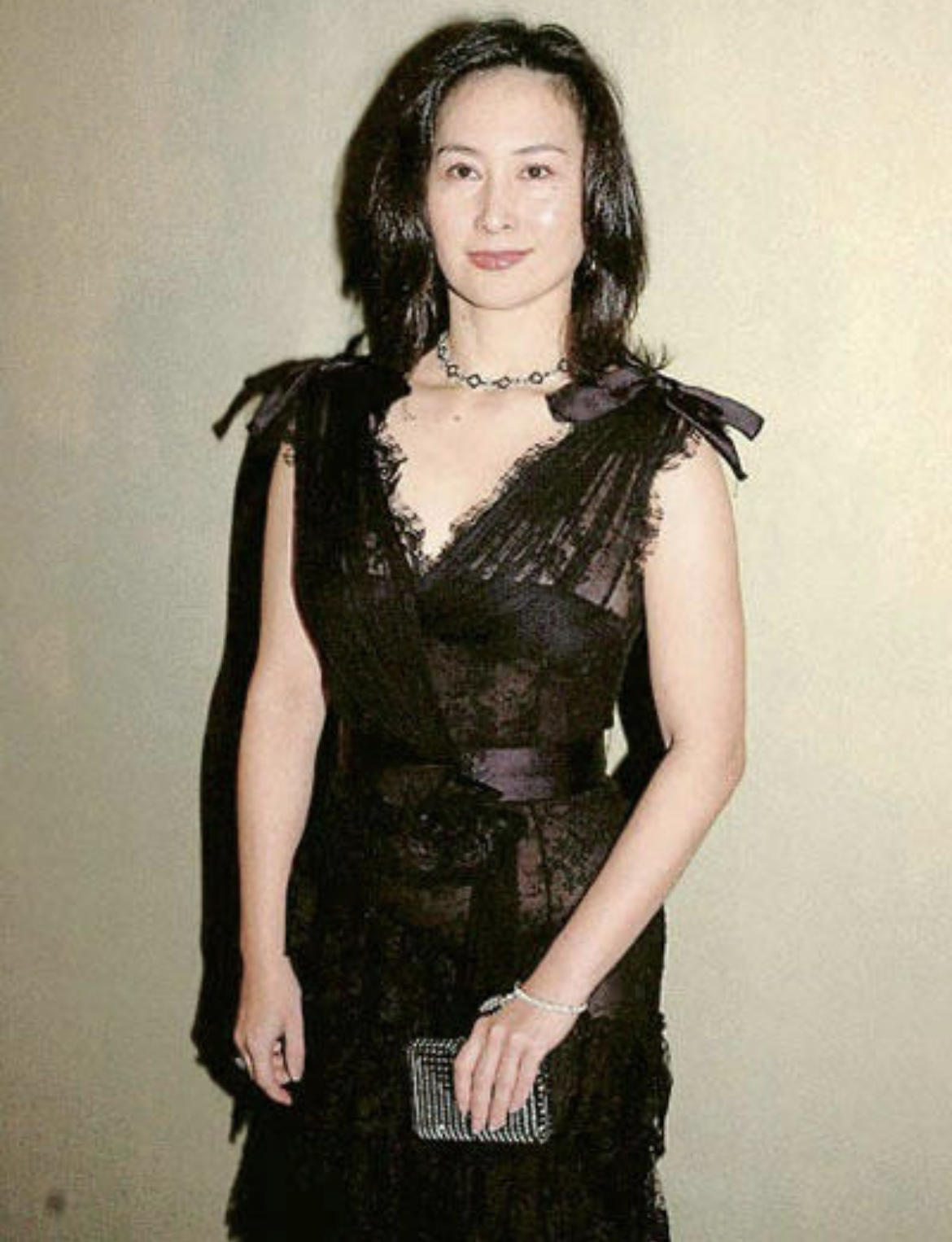 何有强|何超琼不愧是“名门闺秀”，粉色上衣配短裤利落大气，减龄优雅