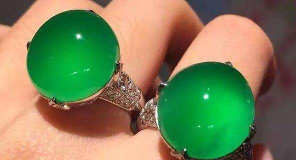 艺术品|翡翠的经历几经波折，翡翠行业大赚一笔，好翡翠百年一遇