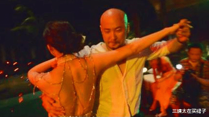 三姨太在买裙子 没想到那个敢绿张雨绮的王全安，前女友竟是《战狼》中的她？