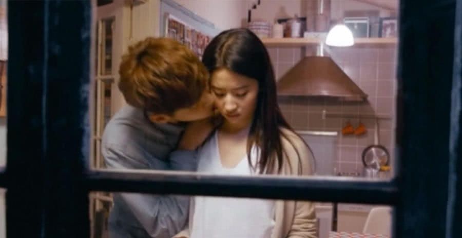 刘亦菲|刘亦菲穿运动背心好饱满，把衣服都撑开了，和吴亦凡吻戏自然