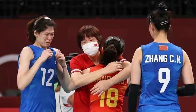 萌听小c姐|泪目！中国女排全体球员给郎平鞠躬致谢，李盈莹等人哭到不能自已