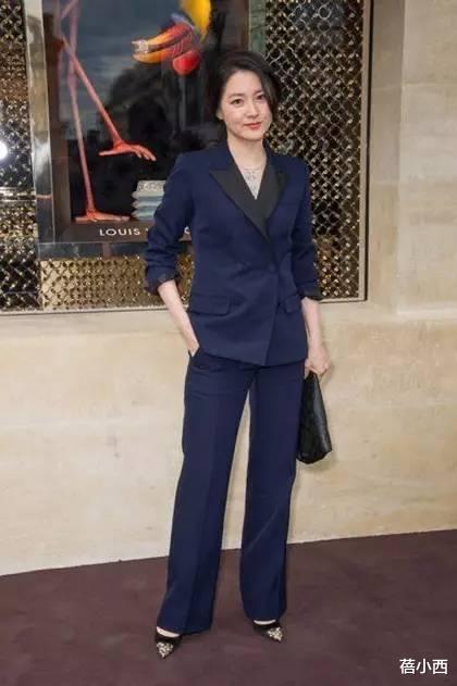 蓓小西|李英爱越老越惊艳，穿旗袍去看秀自带贵妇气质，看不出要奔五了