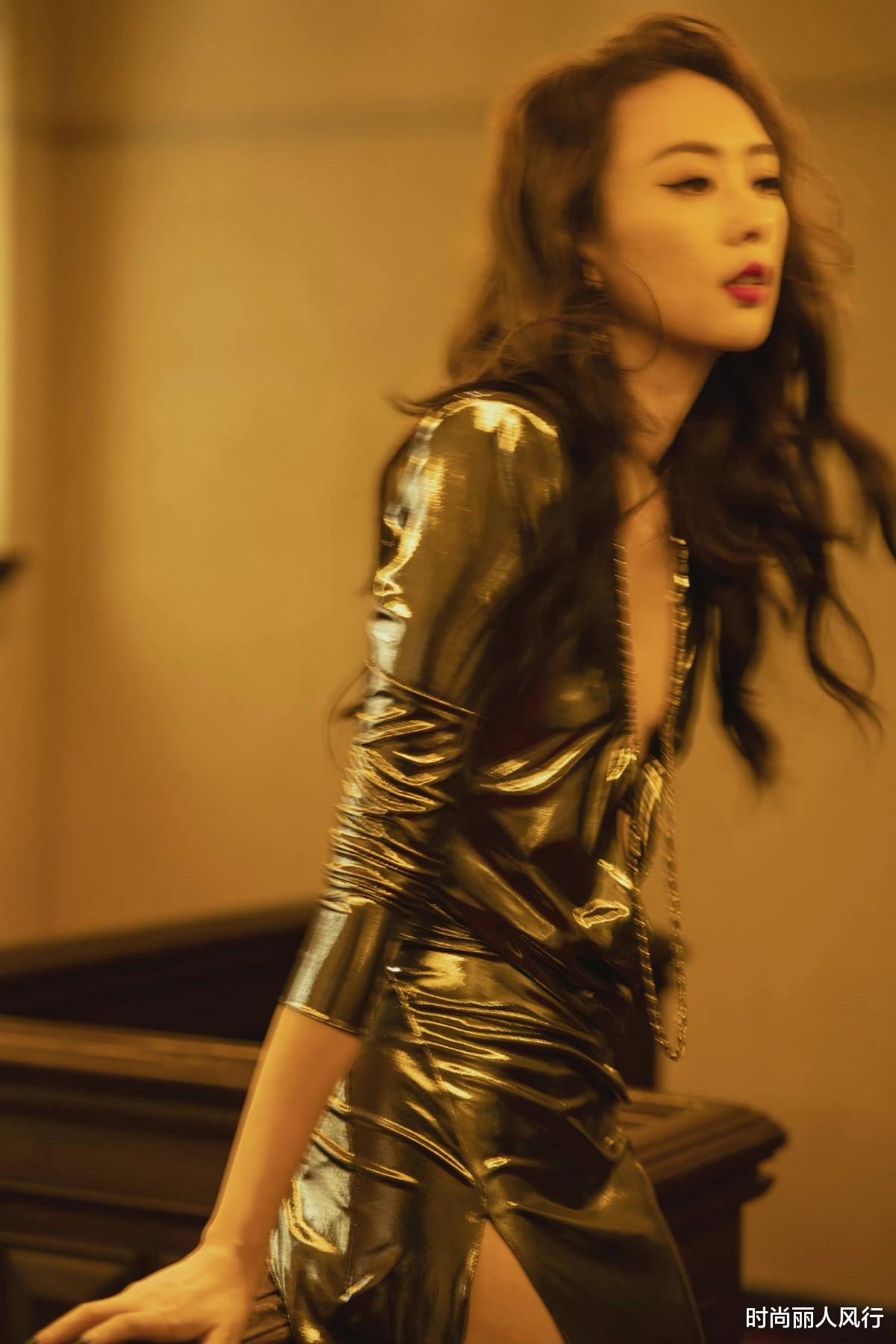 时尚丽人风行 童瑶直接“换脸”变章子怡！化浓妆走红毯，穿深v裙有国际巨星范