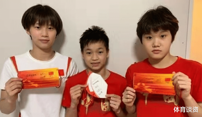 全红婵|全红婵高情商！夺冠后和两好友紧紧拥抱，还想亲嘴，抱着不愿放手