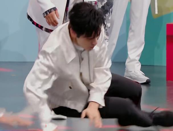 黄晓明|黄晓明摔在地上，发现关晓彤裙子太短，下一秒反应暴露真实素质