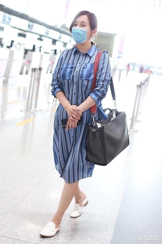 最炫前沿 陈松伶也逃不过中年发福，条纹衫配蕾丝裙难掩臃肿，还好气质撑住