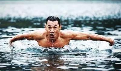 张丰毅|张丰毅拍戏回到家就被媳妇喊话脱掉衣服,家里一群闺蜜等看他腹肌