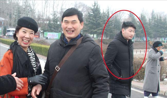 陈亚男|陈亚男官宣离婚，朱小伟成为香饽饽后，大衣哥的做法太聪明