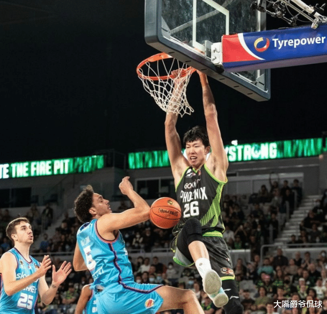 周琦|空接炸扣引爆全場！從周琦牛X到鳳凰傳琦 球迷的標語又亮了