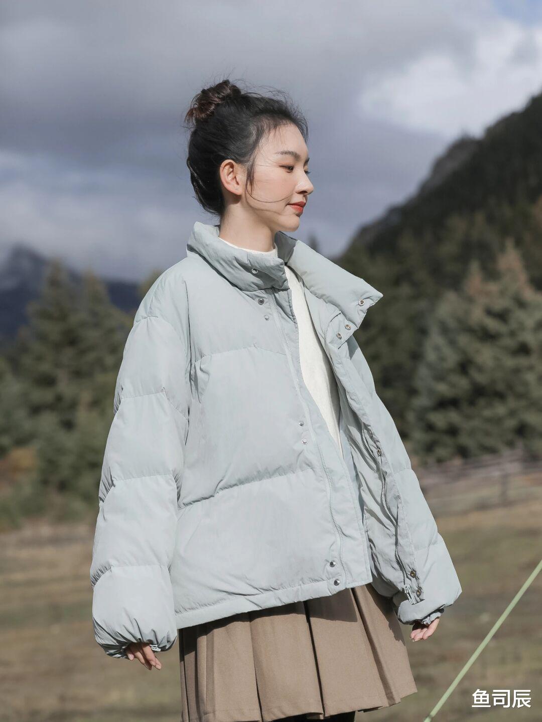 鱼司辰 秋冬来一个经典搭配，红色高领毛衣搭配黑色半身裙，高级又洋气