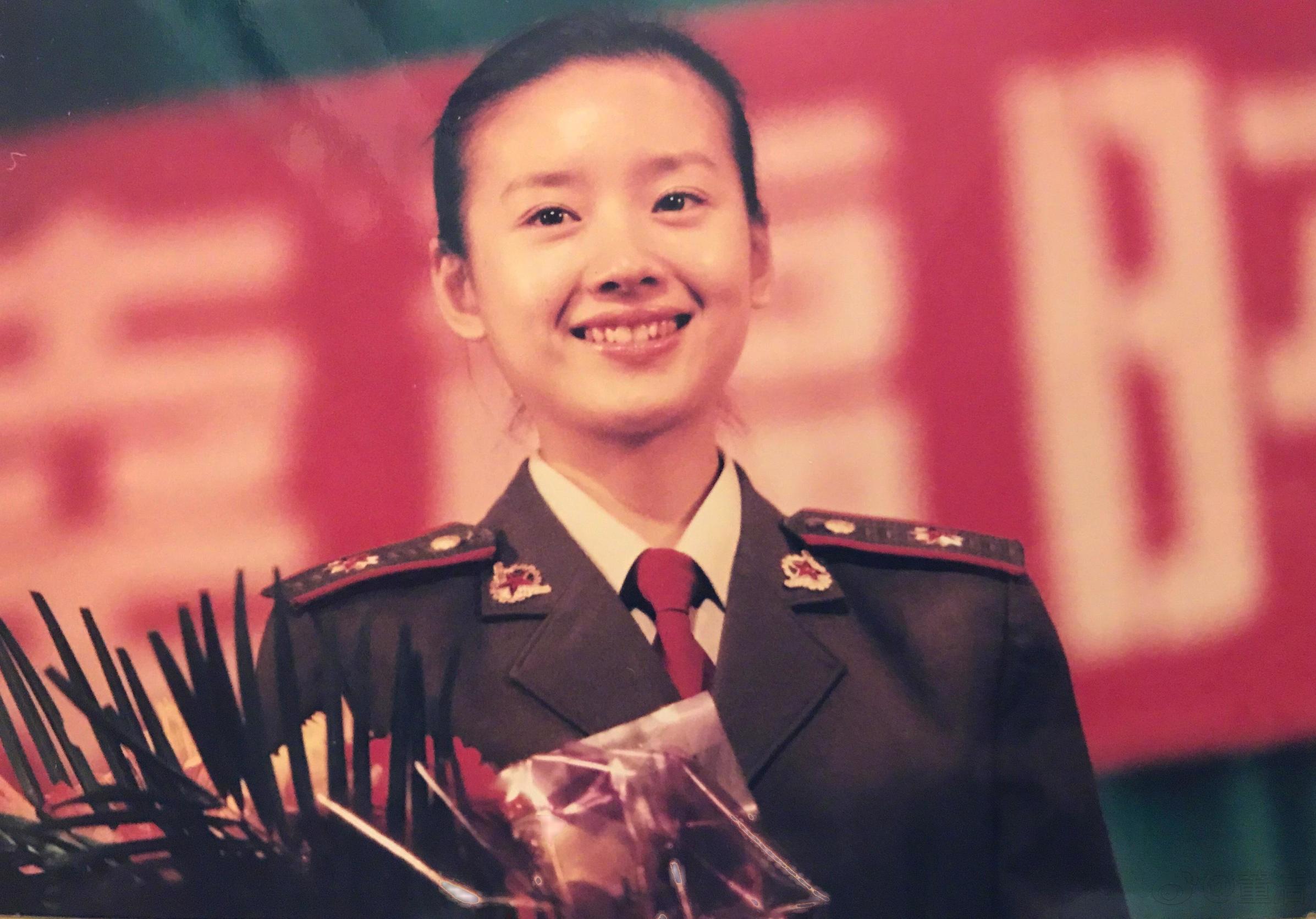 迪丽热巴|40位女明星军装照：赵丽颖金晨英气逼人，热巴娇俏，景甜青春可人