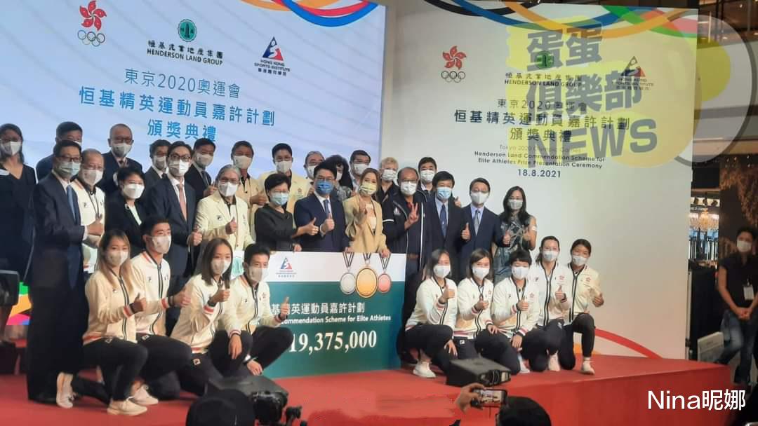 Nina昵娜|千亿媳妇徐子淇追星成功!穿垫肩西装同娘家选手自拍合影,一脸迷妹样真美