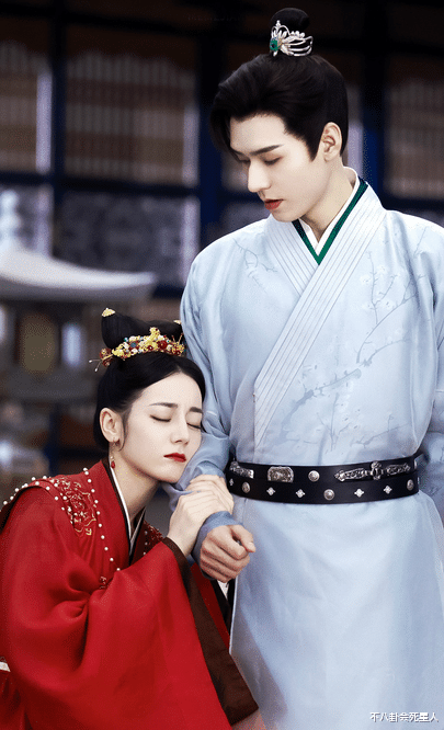 鹿晗|男星古装站姿对比，谁仪态差谁尴尬，看到爱豆我笑了