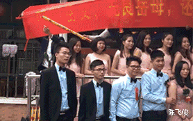 “眼镜王蛇蜕皮后严重脱水,小伙看到后主动喂水!”