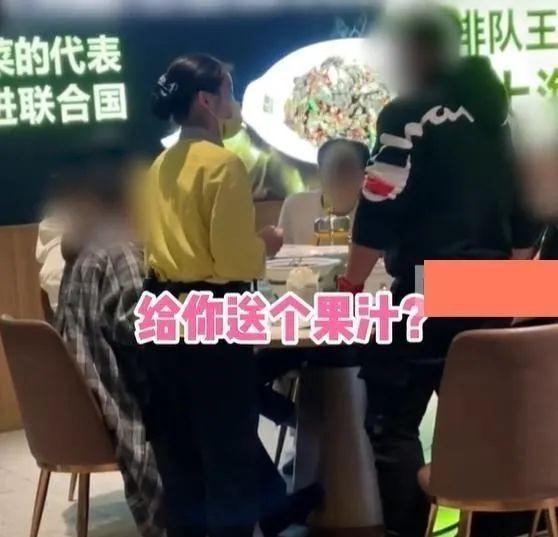 男子吃湘菜嫌辣要求服务员免单,被拒后摔杯子发怒:“你这还是挣钱重要”