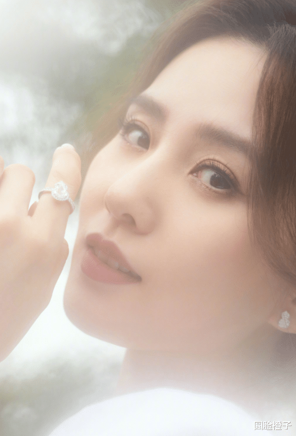 刘诗诗|刘诗诗复古造型太美了，一身纯白色蕾丝连衣裙，宛如油画里的美人