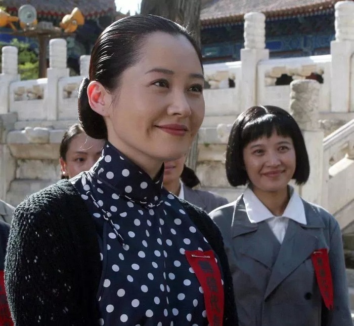 许晴|相拥肖战：52岁许晴与顶流后生同台，女神未嫁更未老