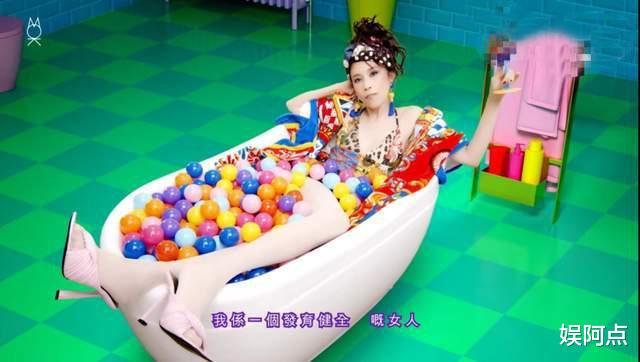 莫文蔚|莫文蔚因穿辱华品牌损失惨重，演唱会现场空位居多，将迎大挑战