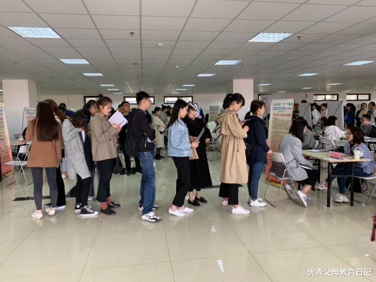 大学生|高学历毕业生，求职路上遭拒绝，网友称：比文凭贬值还严重