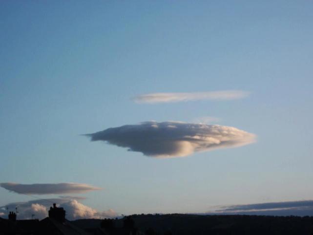 着陆器 什么是云？为什么它会慢慢形成，而不是直接掉下来？