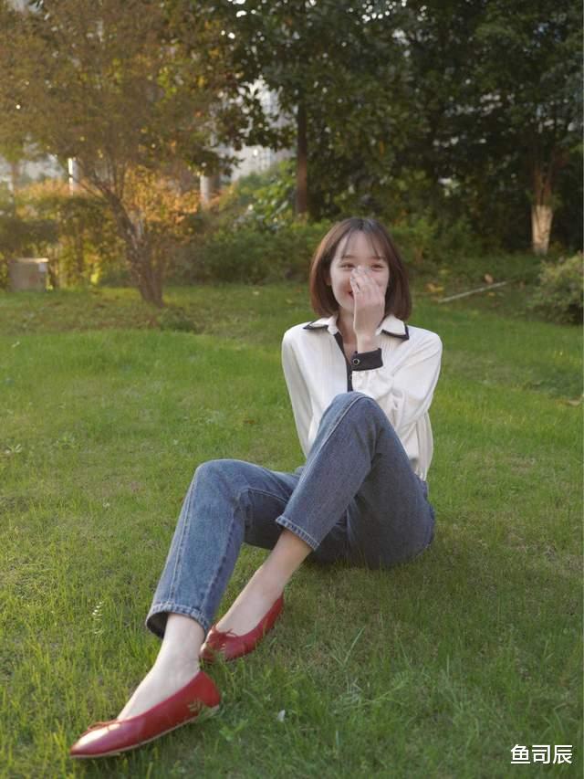 鱼司辰|简单基础款如何穿出高级感?条纹T恤搭配黑色半身裙,简约又洋气