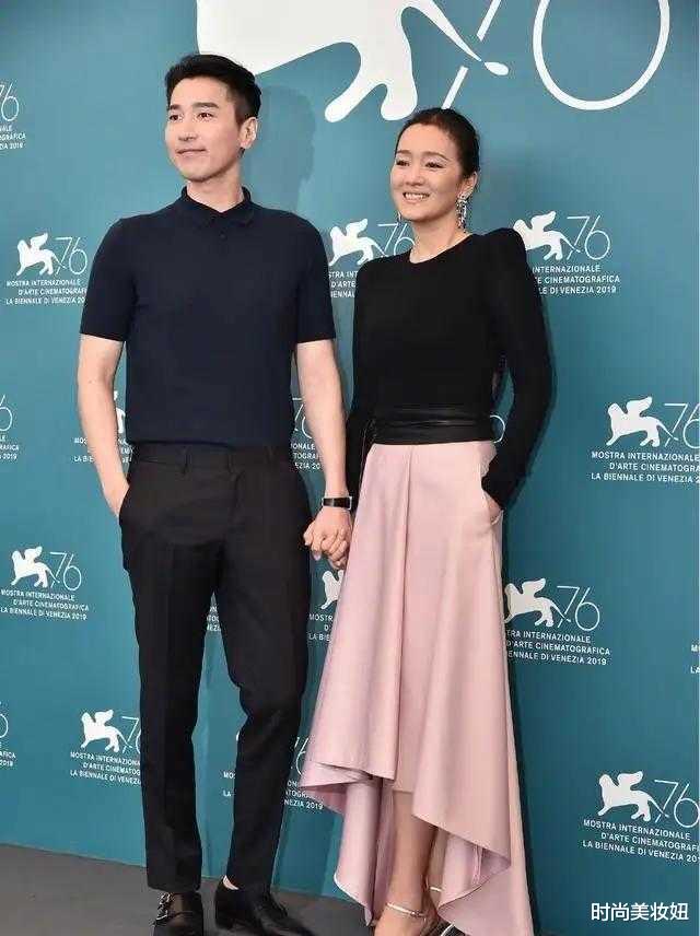 时尚美妆妞|58岁李玲玉保养得真好，穿婆婆衫配紫色裙气质优雅，美得精致