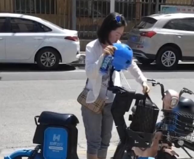 家中大小宝|笑哭!宁夏一女子刚坐上共享电车,下秒马上弹起,网友直呼秒懂!