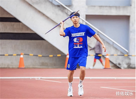 站姐|知名女星被曝新恋情，与男友车内亲吻后同返家中，男方阳光帅气