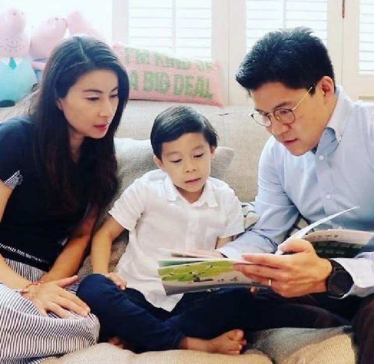 贾静雯|霍启刚一家的晚餐照，打破了人们对豪门的认知，难怪孩子教育很好