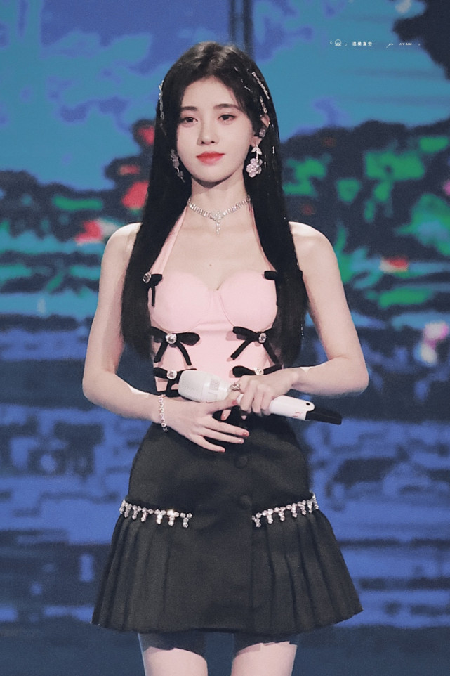 鞠婧祎|鞠婧祎为何要在钢圈上系蝴蝶结?本以为会很丑,谁料糖度超标了!