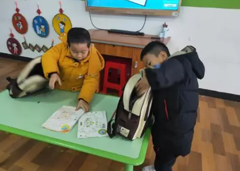 新潮育儿|自从娃上小学，老母亲就开始“文具劫”