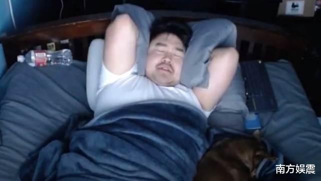 福建省 睡觉也赚钱?男网红直播睡觉7小时被打赏10万余元,醒来后尖叫撕掉上衣