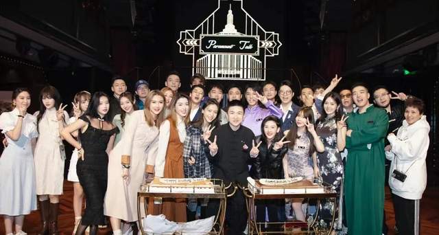 张大大|张大大生日星光熠熠，获宋祖儿献香吻留口红印，“铁三角”缺一人