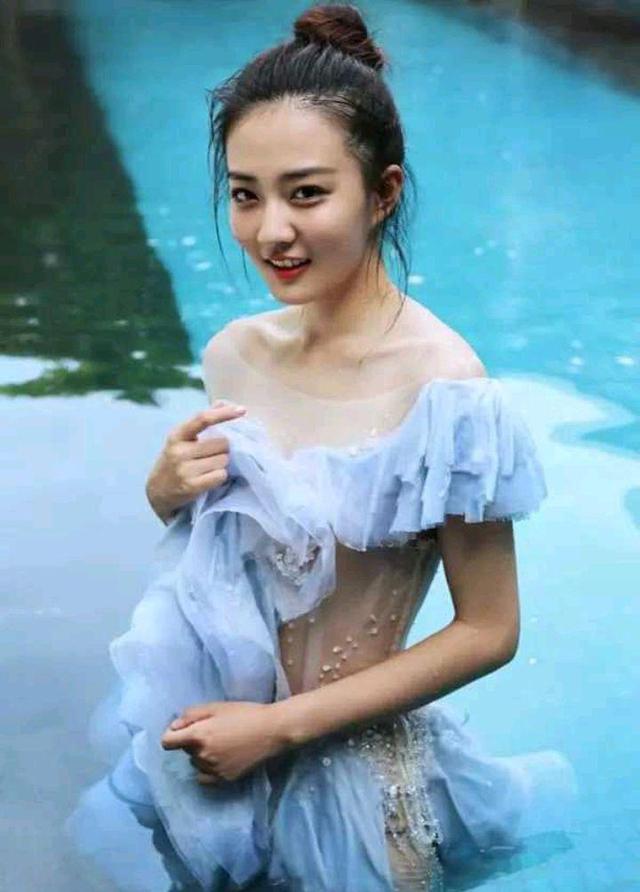 写真|徐璐再拍水中写真：半透蕾丝如出水芙蓉，满满清纯又不失诱惑