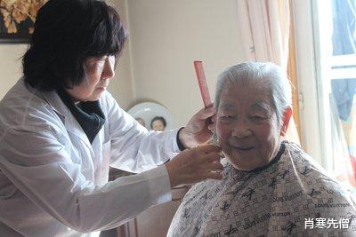 我,68岁,在三个女儿家轮流养老,为了两套房子争相献殷勤